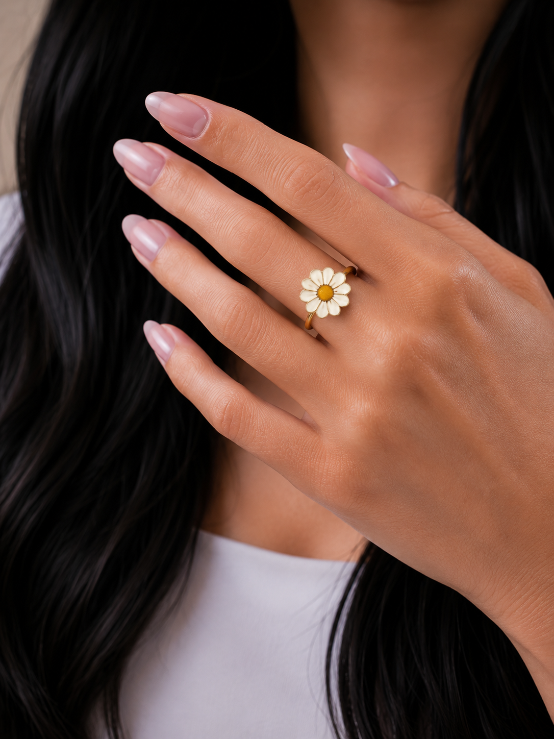 Femme portant la bague anti-stress rotative ajustable fleur dorée Léona au doigt – JELLA